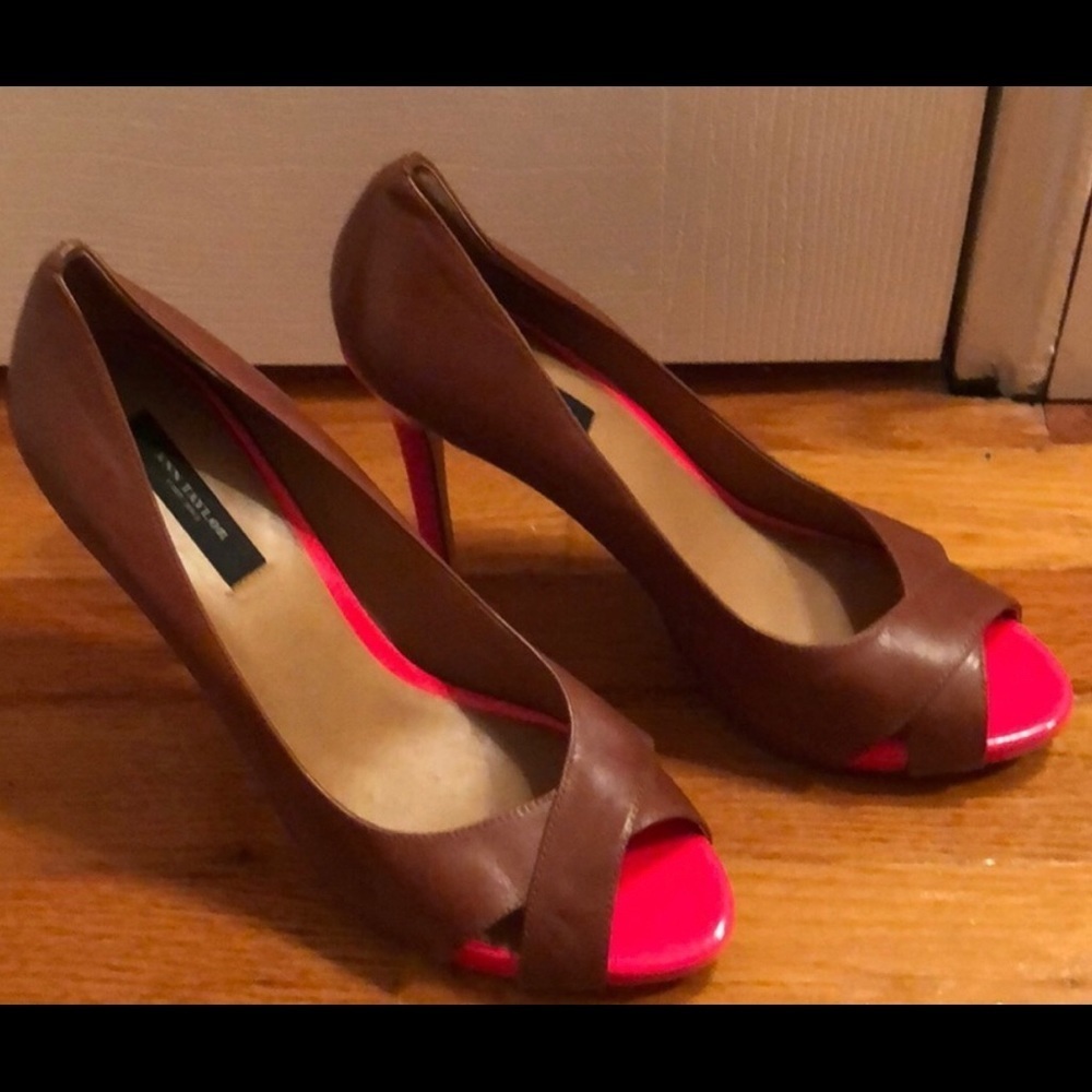 Size 9.5 Ann Taylor brown and pink open toed shoe